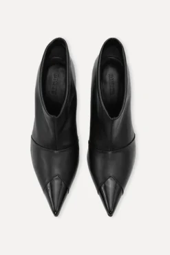 Leather Pointed Toe Boot Black